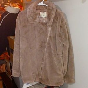 Womans faux fur coat 😍